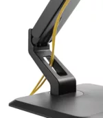 מנורת שולחן עם עמדה הידראולי ארגונומי עם בסיס שולחני מחוברת אליה.