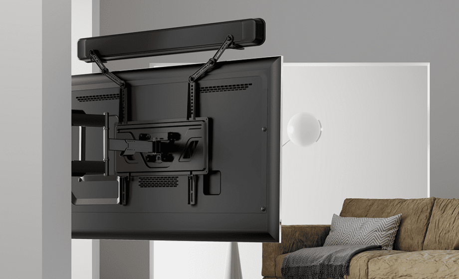 טלוויזיה בעלת מסך שטוח תלויה בסלון עם קו שמע מחובר.