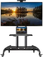 טלוויזיה עם מסך בגודל גדול ומחשב נייד על עגלה ניידת גדולה לגודל מסך עד "90, שניהם מציגים תמונה נופית זהה של שקיעה מעל אגם עם עצים.
