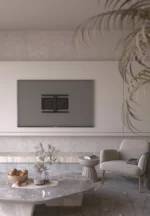 סלון מודרני עם טלוויזיה צמודת קיר, שולחן קפה משיש מעוטר בפריטי נוי וכורסא נוחה.