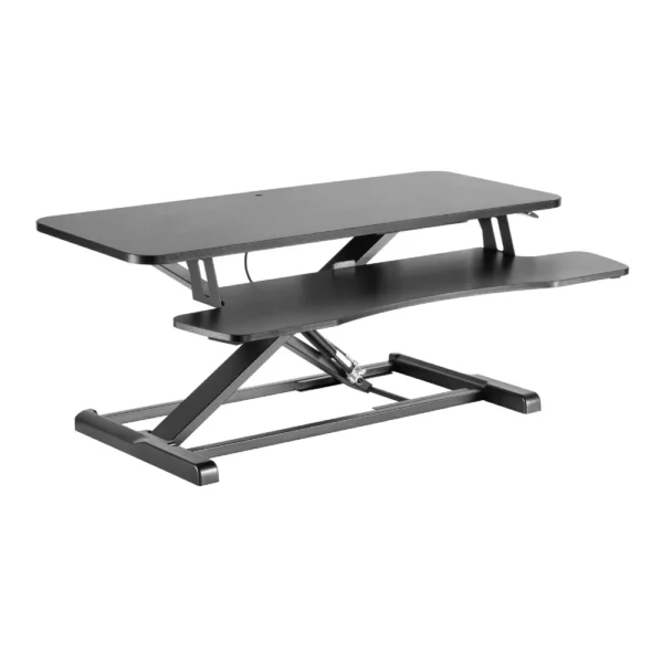 ממיר שולחן עומד שחור מתכוונן בעל שתי קומות ומסגרת מתכת, הכולל עמדת עבודה הידראולית מתכווננת מצב ישיבה/עמידה.