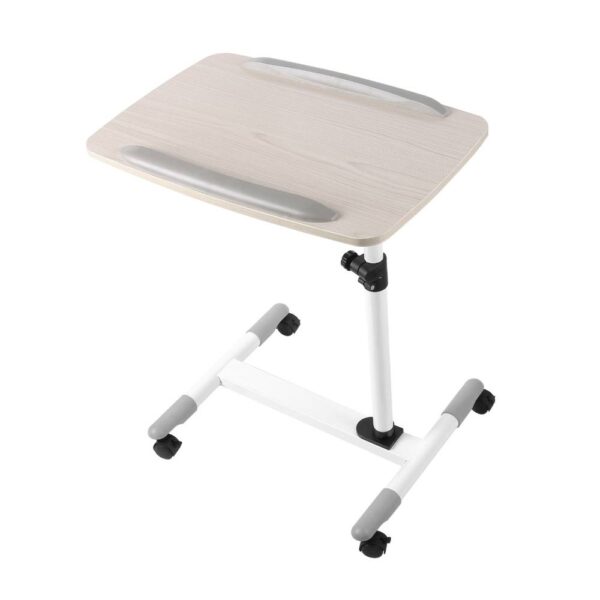 שולחן נייד, מתכוונן לגובה על גלגלים עם משטח עץ בהיר ומסגרת לבנה, מושלם כמו עגלה ניידת ללפטופ.