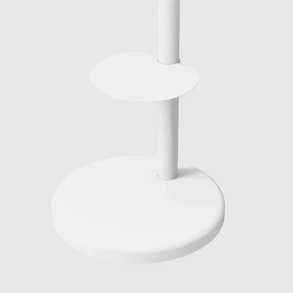 מעמד עגול לבן זה רצפתי מעוצב עם גלגלים למסכים עד 75׳׳ כולל שני מדפים בגדלים שונים על מוט אנכי יחיד, מושלם למראה מלוטש ומינימליסטי, המוצג על רקע לבן רגיל.