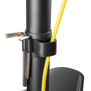 תקריב של מוט שחור עם חוט צהוב מאובטח על ידי מהדק שחור. שני מפתחות מתכת מחוברים למהדק, המזכירים את העיצוב המלוטש של העמדה שולחני ללא מלחציים למסך מחשב עד 32".