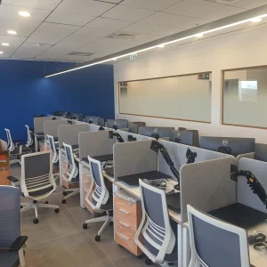 חלל משרדים מודרני פנוי עם ריהוט וציוד חדשים בהקמה.